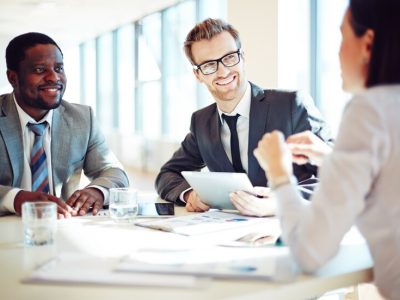 businessman-holding-tablet-meeting_1098-4073